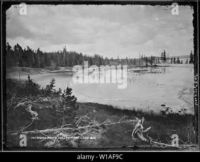 Un groupe de bassins de source chaude, Yellowstone Lake Banque D'Images