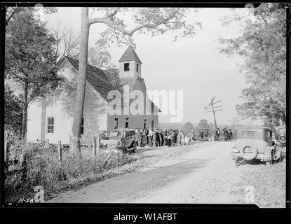 Une petite église de campagne, les objets tranchants, près de l'Église Station M.E. Loyston, Tennessee. Congrégation de quitter à la fin de ce service. Cette église sera submergée par les eaux du réservoir du barrage Norris. Banque D'Images