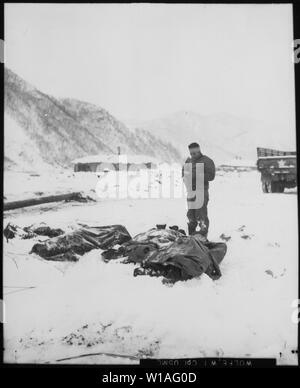 Un aumônier blessés lit un service commémoratif sur les corps des Marines morts. Koto-ri, Corée. ; notes générales : utilisation de la guerre et des conflits 1512 lors de la commande d'une reproduction ou demande d'informations sur cette image. Banque D'Images