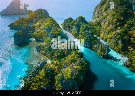 Drone aérien vue de Big Lagoon et de majestueux rochers. Découvrir explorer El Nido, Palawan Philippines. superbe attraction, voyage, visite d'une île à l'autre. Banque D'Images