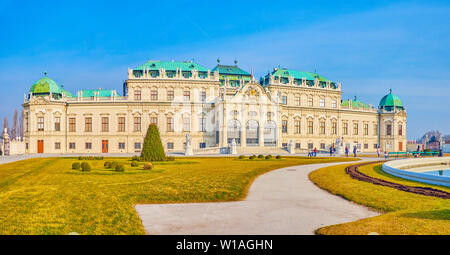 Vienne, Autriche - 18 février 2019 : le matin à pied à Belvedere sur la liquidation, footpathes complexe et profiter de la très belle architecture du palais et s Banque D'Images