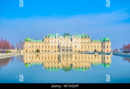 Vienne, Autriche - 18 février 2019 : La façade de palais du Belvédère supérieur en style baroque et son reflet sur la surface de la grande piscine en face Banque D'Images