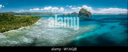 Panorama superbe antenne de l'eau de mer turquoise, de magnifiques falaises calcaires et tropical sea shore n El Nido, Palawan, Philippines. Banque D'Images