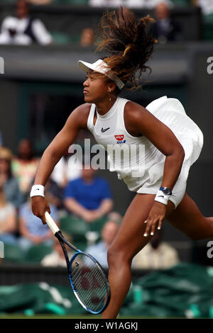 Wimbledon, Royaume-Uni. 1 juillet 2019 - numéro 2 du Japon Osaka Naomi de semences pendant son premier tour à perte Yulia Putintseva du Kazakhstan dans l'action journée d'ouverture sur le Court Central de Wimbledon. Crédit : Adam Stoltman/Alamy Live News Banque D'Images