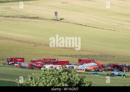 Aerzen, Allemagne. 1er juillet 2019. De nombreux pompiers véhicules d'urgence et plusieurs ambulances sont debout dans un champ près de l'emplacement de l'accident d'un hélicoptère de l'armée allemande. La Bundeswehr a confirmé l'écrasement d'un hélicoptère d'entraînement en Basse-Saxe. L'Eurocopter EC 135 machine a planté autour de 14 heures, près de Dehmcurbrock, environ 30 kilomètres à l'ouest de Hamelin, a déclaré un porte-parole de la Bundeswehr à l'agence de presse allemande lundi. Il y avait deux personnes à bord. L'avion appartient à l'International Helicopter Training Centre de Bückeburg. Credit : Swen Pförtner/dpa/Alamy Live News Banque D'Images