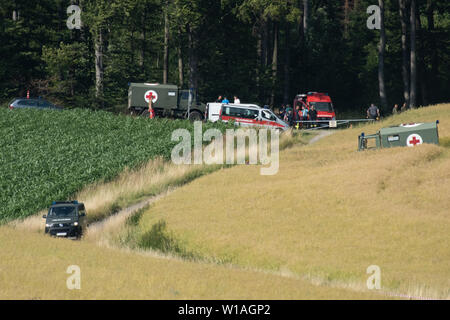 Aerzen, Allemagne. 1er juillet 2019. Les véhicules médicaux de la Bundeswehr sont debout dans un champ près de l'emplacement de l'accident d'un hélicoptère de l'armée allemande. La Bundeswehr a confirmé l'écrasement d'un hélicoptère d'entraînement en Basse-Saxe. L'Eurocopter EC 135 machine a planté autour de 14 heures, près de Dehmcurbrock, environ 30 kilomètres à l'ouest de Hamelin, a déclaré un porte-parole de la Bundeswehr à l'agence de presse allemande lundi. Il y avait deux personnes à bord. L'avion appartient à l'International Helicopter Training Centre de Bückeburg. Credit : Swen Pförtner/dpa/Alamy Live News Banque D'Images