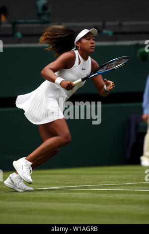 Wimbledon, Royaume-Uni. 1 juillet 2019 - numéro 2 du Japon Osaka Naomi de semences pendant son premier tour à perte Yulia Putintseva du Kazakhstan dans l'action journée d'ouverture sur le Court Central de Wimbledon. Crédit : Adam Stoltman/Alamy Live News Banque D'Images