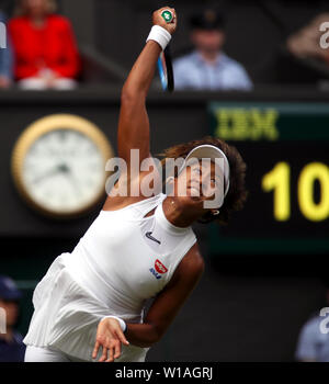Wimbledon, Royaume-Uni. 1 juillet 2019 - numéro 2 du Japon Osaka Naomi de semences pendant son premier tour à perte Yulia Putintseva du Kazakhstan dans l'action journée d'ouverture sur le Court Central de Wimbledon. Crédit : Adam Stoltman/Alamy Live News Banque D'Images