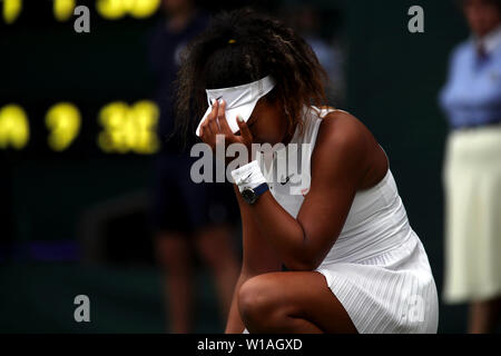 Wimbledon, Royaume-Uni. 1 juillet 2019 - numéro 2 du Japon Osaka Naomi semences se bloque sa tête au cours de son premier tour à perte de Yulia Putintseva Kazakhstan au cours de l'action du premier cycle sur le Court Central de Wimbledon. Crédit : Adam Stoltman/Alamy Live News Banque D'Images