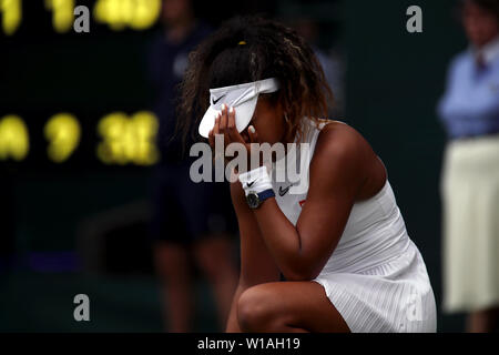 Wimbledon, Royaume-Uni. 1 juillet 2019 - numéro 2 du Japon Osaka Naomi semences se bloque sa tête au cours de son premier tour à perte de Yulia Putintseva Kazakhstan au cours de l'action du premier cycle sur le Court Central de Wimbledon. Crédit : Adam Stoltman/Alamy Live News Banque D'Images