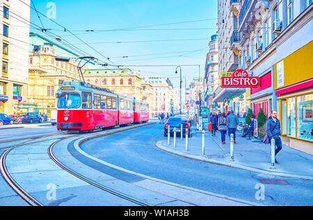 Vienne, Autriche - 18 février 2019 : La scène urbaine avec style rétro rouge le long de tram jusqu'au centre les Strasse avec Opera sur l'État de Vienne Banque D'Images