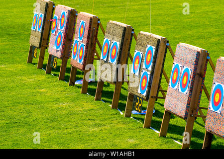Trois cibles de tir à l'ARC dans une ligne d'une pelouse sur une journée ensoleillée Banque D'Images
