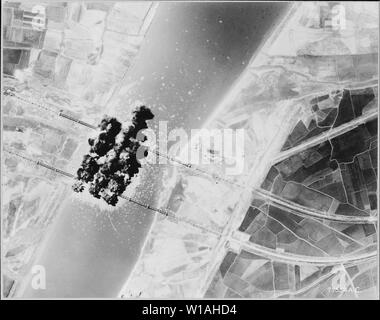 AIR FORCE B-29s ponts ferroviaires grève ; la portée et contenu : AIR FORCE B-29s ponts ferroviaires de grève. Dix tonnes de bombes de l'Armée de l'air B-29 de la FEAF Superforts le Bomber Command rompre ces deux ponts ferroviaires importants près de Pakchon, 40 miles au nord de Pyongyang, en Corée du Nord dans une attaque le 27 juillet 1950. En tant que capitaine Meterio Montez de Gardner, Colorado, plomb, Bombardier a publié ses bombes, les Superforts dans la formation a fait de même. Montez était dans le B-29 piloté par le capitaine Leslie Westberg, Spokane, Washington. Le trafic d'approvisionnement militaire de la Corée du Nord anciennement acheminés sur ces chemins de l Banque D'Images