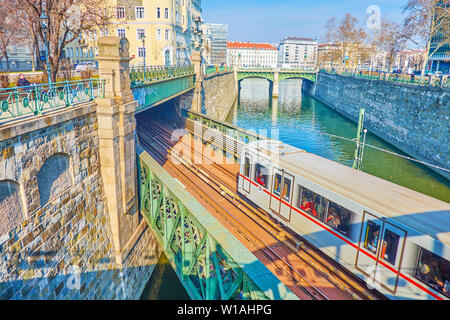 Vienne, Autriche - 18 février 2019 : Le train passe le long du pont de chemin de fer Zollamtsbrucke, traversant la Wien, le 18 février à Vienne. Banque D'Images