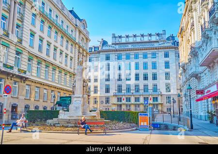 Vienne, Autriche - 18 février 2019 : Le petit square avec monument à Georg Coch et immense banque d'épargne postale autrichienne sur l'arrière-plan, le février Banque D'Images