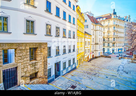 Vienne, Autriche - 18 février 2019 : la cité médiévale Am Gestade salon dans la vieille ville avec de grands escaliers et de demeures historiques sur ce côté-ci, conduisent à de nouvelles Banque D'Images
