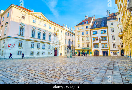 Vienne, Autriche - 18 février 2019 : la grande place entourée de Judenplatz historique de belles demeures et de la sculpture de Lessing au milieu, Banque D'Images