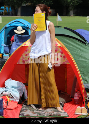 Londres, Royaume-Uni. 1er juillet 2019. Les amateurs de tennis du monde entier camping et en attente de la file pour des billets pour voir leurs joueurs favoris. Crédit : Joe Keurig/ Alamy Banque D'Images