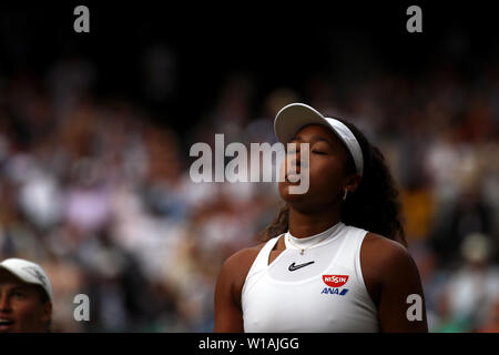 Wimbledon, Royaume-Uni. 1 juillet 2019 - numéro 2 du Japon Osaka Naomi de semences après sa perte pour Yulia Putintseva du Kazakhstan au cours de l'ouverture d'action journée sur le Court Central de Wimbledon. Crédit : Adam Stoltman/Alamy Live News Banque D'Images