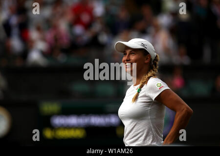 Wimbledon, 1 juillet 2019 - Yulia Putintseva du Kazakhstan célèbre sa victoire de semences Numéro 2 Naomi Osaka du Japon au cours de l'action du premier cycle sur le Court Central de Wimbledon. Banque D'Images