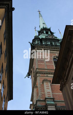 Le clocher se dresse au sommet du complexe du Gamla Stan (Stockholm) Église allemande qui a été fondé sur ce site dans le 14e siècle. Banque D'Images