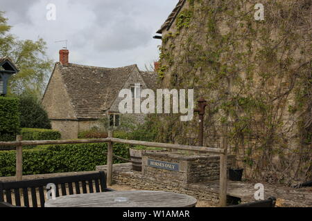 The Bell at Sapperton est une superbe auberge Cotswold situés à l'extérieur de Cirencester dans Gloucestershire, Royaume-Uni Banque D'Images