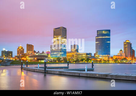 Milwaukee, Wisconsin, États-Unis centre-ville de ville sur le lac Michigan au crépuscule. Banque D'Images