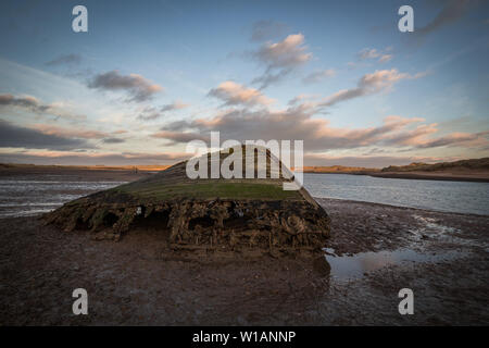 Image de l'épave à marée basse dans l'estuaire Ythan, Newburgh, Aberdeenshire, Scotland, UK. Pris au coucher du soleil. Banque D'Images