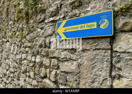 Le lac de Côme, Italie - Juin 2019 : signe montrant les marcheurs l'itinéraire sur un sentier de promenade sur le lac de Côme - la Voie verte del Lago di Como. Banque D'Images