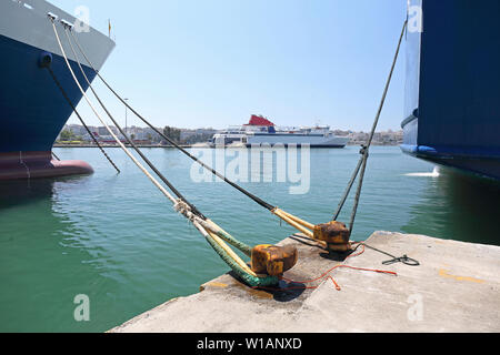 Les navires amarrés et partent au Port du Pirée, Grèce Banque D'Images