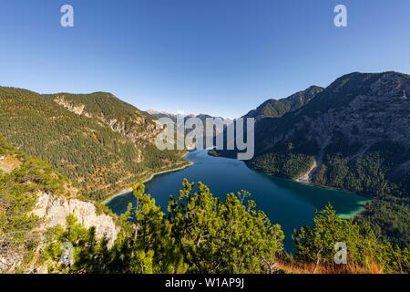Vue du lac Plansee, Schonjochl à l'arrière, Alpes, district de Reutte, Tyrol, Autriche Banque D'Images