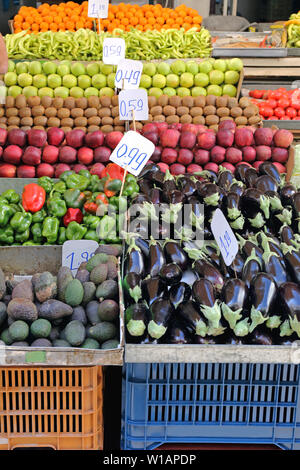 Bien empilé des fruits et des légumes au marché de fermiers Stall Banque D'Images