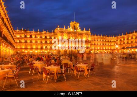 Plaza Mayor à l'hôtel de ville au crépuscule, Salamanca, Castilla y Leon, Espagne, Castille-León Banque D'Images