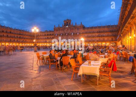 Plaza Mayor à l'hôtel de ville au crépuscule, Salamanca, Castilla y Leon, Espagne, Castille-León Banque D'Images