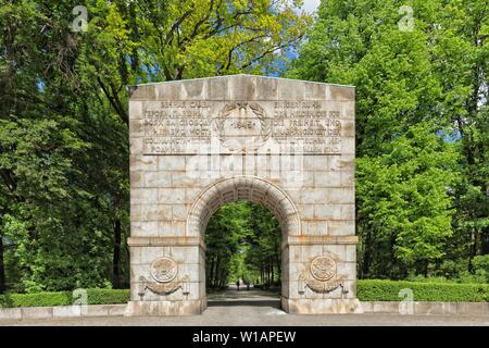 Portal à l'entrée du mémorial soviétique, parc de Treptow, Berlin, Allemagne Banque D'Images