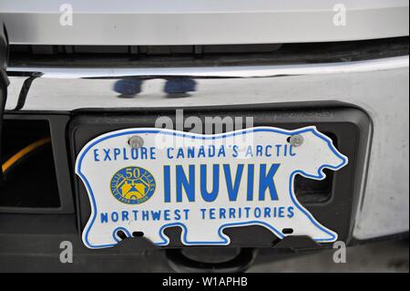 La plaque de la licence, l'ours polaire figure, Inuvik, Territoires du Nord-Ouest, Canada Banque D'Images