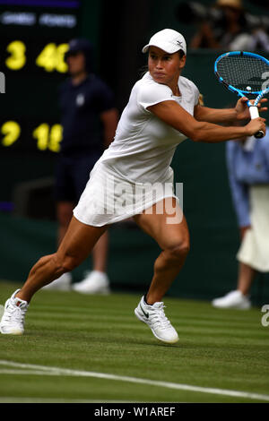 Wimbledon, 1 juillet 2019 - Yulia Putintseva du Kazakhstan en action au cours de son premier tour victoire sur le numéro 2 du Japon Osaka Naomi de graines au cours de l'action du premier cycle sur le Court Central de Wimbledon. Banque D'Images