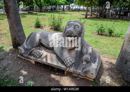 Lion en pierre taillée dans un morceau de calcaire. Statue dans le parc. Banque D'Images