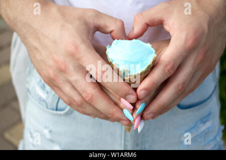 Close-up main hommes et femmes ont formé une forme de coeur holding ice cream, concept d'amour Banque D'Images