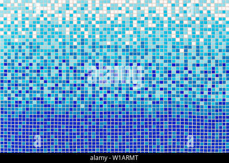 Salle de bains au carrelage bleu blanc ou la piscine mosaïque. Carrelage bleu au mur ou au sol. L'eau, salle de bains, piscine et piscine arrière-plan. La mosaïque de texture. Banque D'Images