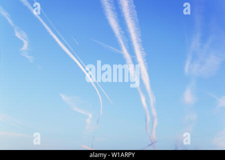 Des jets d'avion dans le ciel bleu. De nombreuses traces d'avion dans un ciel bleu clair sur un jour. Ciel avec des traces. Banque D'Images