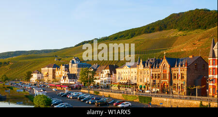 Vue panoramique de la rue Gestade avec vignobles contre la pente de la colline pendant le coucher du soleil. Bernkastel-Kues, Rhénanie-Palatinat, Allemagne. Banque D'Images