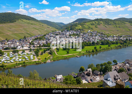 Vue aérienne de la rivière Moselle et Enkich Kovenig avec les villages et les vignes environnantes sur un après-midi ensoleillé. La Rhénanie-Palatinat en Allemagne. Banque D'Images