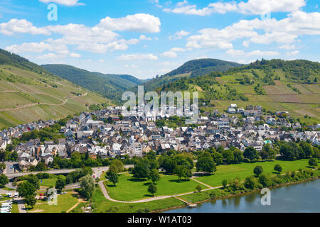 Vue aérienne de la Moselle avec village et Mainz et les vignes environnantes sur un après-midi ensoleillé. La Rhénanie-Palatinat en Allemagne. Banque D'Images