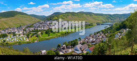 Vue panoramique vue aérienne de la Moselle avec les villages et Kovenig Enkirch et les vignobles environnants.la Rhénanie-Palatinat en Allemagne. Banque D'Images