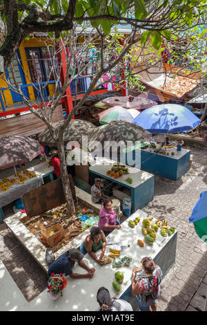 Vendeur de fruits et légumes à l'école Sir Selwyn Clarke market sur Market Street, Victoria, Mahe, Seychelles, océan Indien, Afrique Banque D'Images