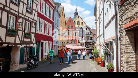 Tourisme les touristes à marcher le long de la Burgstrasse sur un après-midi ensoleillé. Bernkastel-Kues, Rhénanie-Palatinat, Allemagne. Banque D'Images