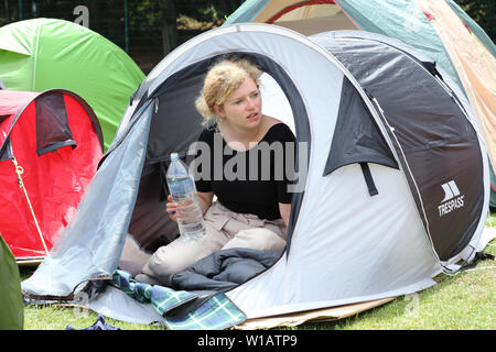 Londres, Royaume-Uni. 1er juillet 2019. Les amateurs de tennis du monde entier camping et en attente de la file pour des billets pour voir leurs joueurs favoris. Crédit : Joe Keurig/ Alamy Banque D'Images