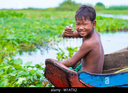 Jeune pêcheur au Lac Tonle Sap au Cambodge Banque D'Images