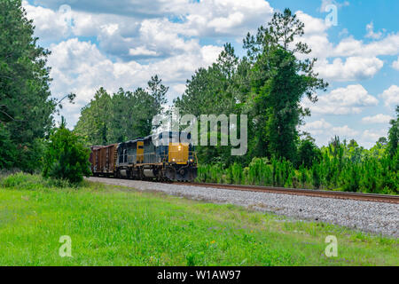 Sur les voies de train tirant sur les voitures. Banque D'Images